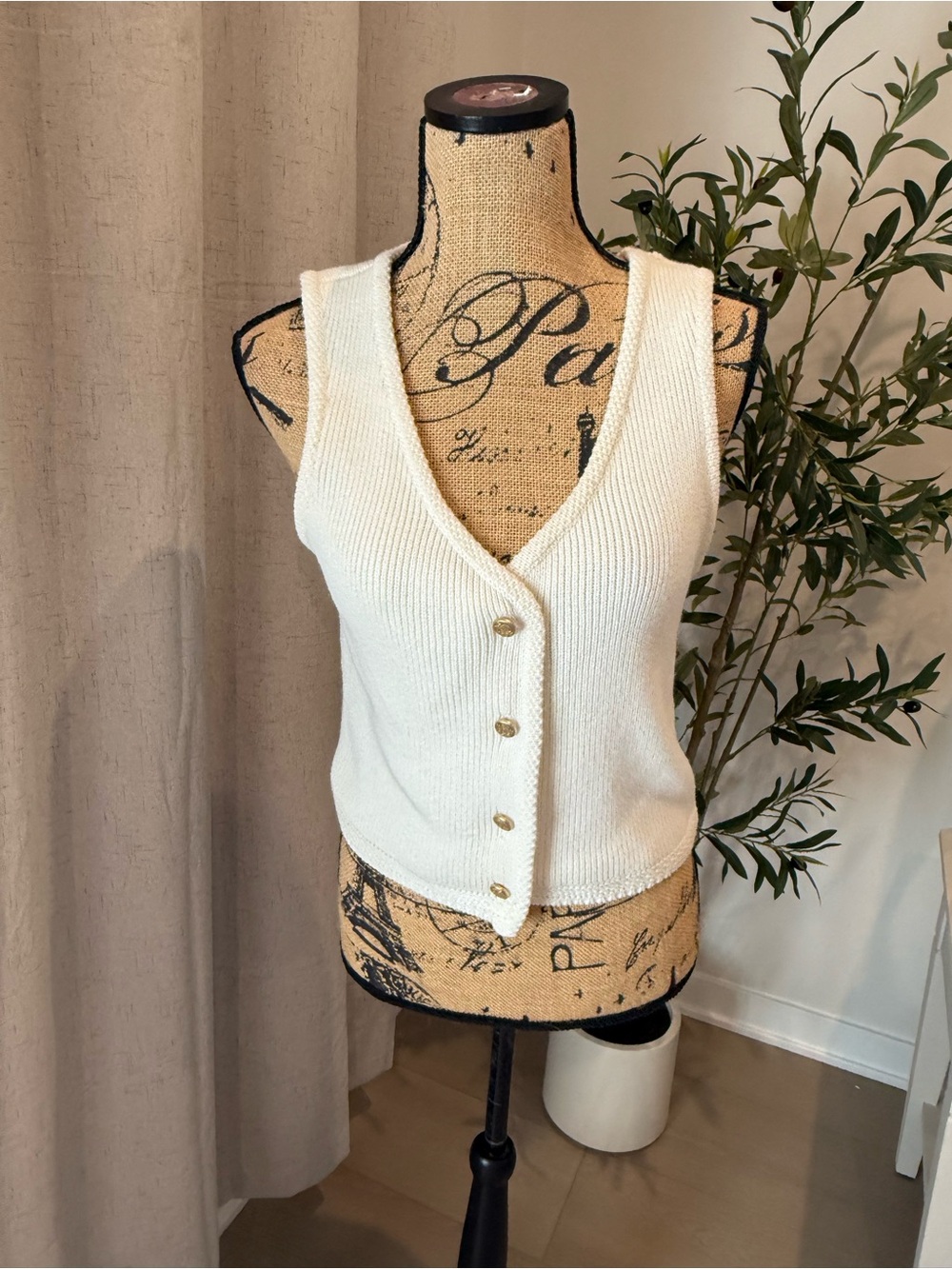 Abercrombie & Fitch Cream Ribbed Button-Front V-Neck Tank
